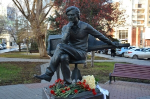 Памятник  Альфреду  Гарриевичу  Шнитке/Художественный объект «Часы и скрипичный ключ»