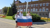Сегодня в День Государственного флага Российской Федерации старший научный сотрудник Энгельсского краеведческого музея Марина Сергеевна Маркина провела пешеходную экскурсию для гостей и жителей города