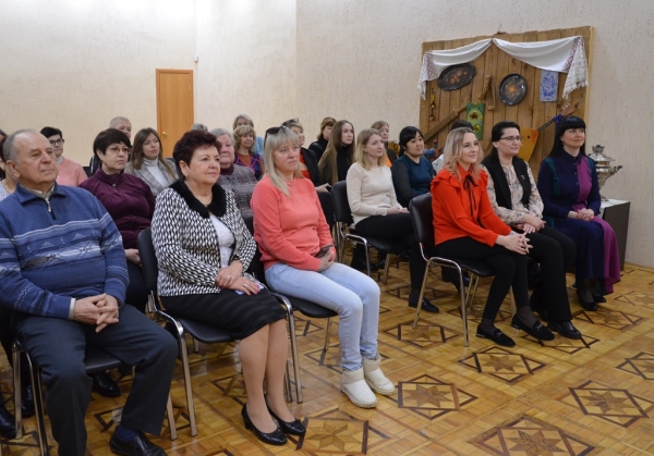 Сотрудниц Энгельсского краеведческого музея поздравили с наступающим Международным женским днем