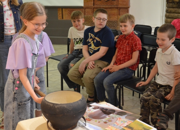 Экскурсия ребят из Образовательного центра по развитию детского и юношеского творчества при Саратовской православной духовной семинарии