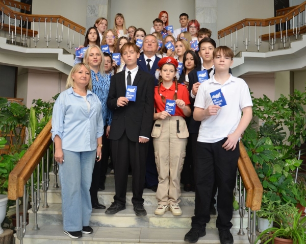 Сегодня в рамках реализации Всероссийского флагманского проекта Движения «Мы - граждане России» в Энгельсском краеведческом музее для активистов Движения Первых прошло торжественное мероприятие