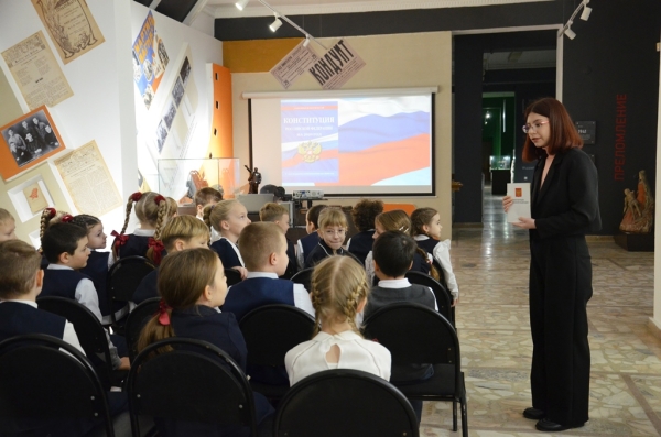 В Энгельсском краеведческом музее состоялась тематическая программа &laquo;Основной закон страны&raquo;.