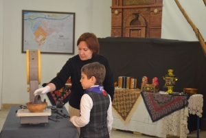 Учащиеся школы № 33 им. П.А. Столыпина посетили Энгельсский краеведческий музей, где для них провели увлекательное занятие «По следам истории: как мерили мир наши предки»