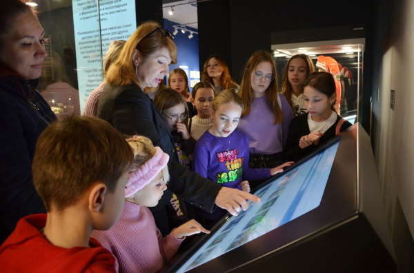 Участники Детского театра мод «Шок» посетили обзорную экскурсию по Энгельсскому краеведческому музею